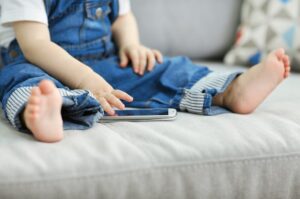 Enfants et smartphones : jamais avant 3 ans