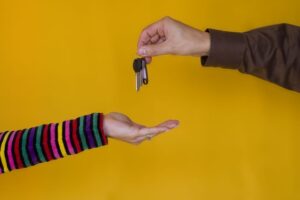 Les clés de la maison : confiance et responsabilité à l’adolescence