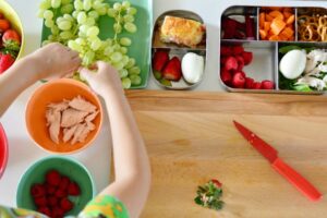 Montessori : comment utiliser les ciseaux et les couteaux