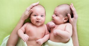 Né à deux : que signifie élever des jumeaux ?
