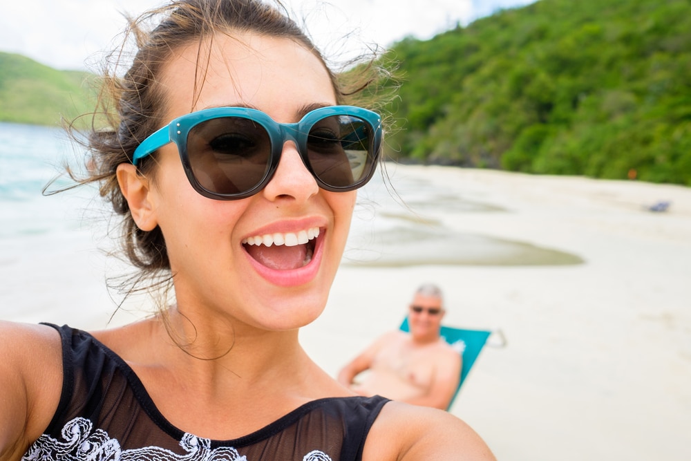 Goodbye intruders in the photos! But be careful: the photo editing can reserve bad surprises
