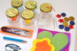 Méthode Montessori : on apprend à utiliser l’aiguille et le fil
