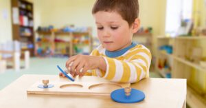 Montessori et le mobilier qui fait grandir