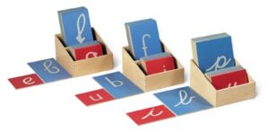 Montessori : des lettres sensorielles pour le développement du langage