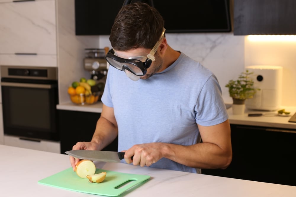 The secret (approved by physics) to cut onions without crying