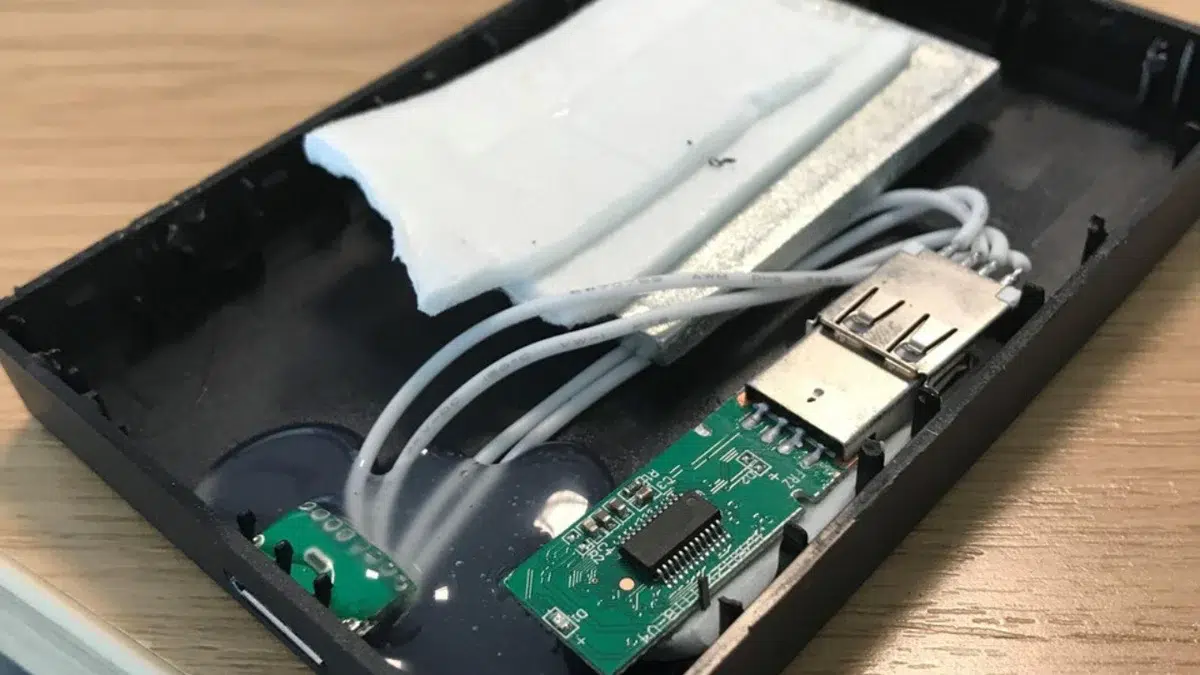 A player unscrews his defective hard drive and can hardly believe his eyes: inside, there’s just a cheap memory chip glued in place.