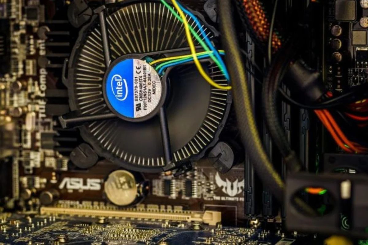 A father buys a new gaming PC for his son for ,200, not realizing that the hardware installed on it is over 10 years old.