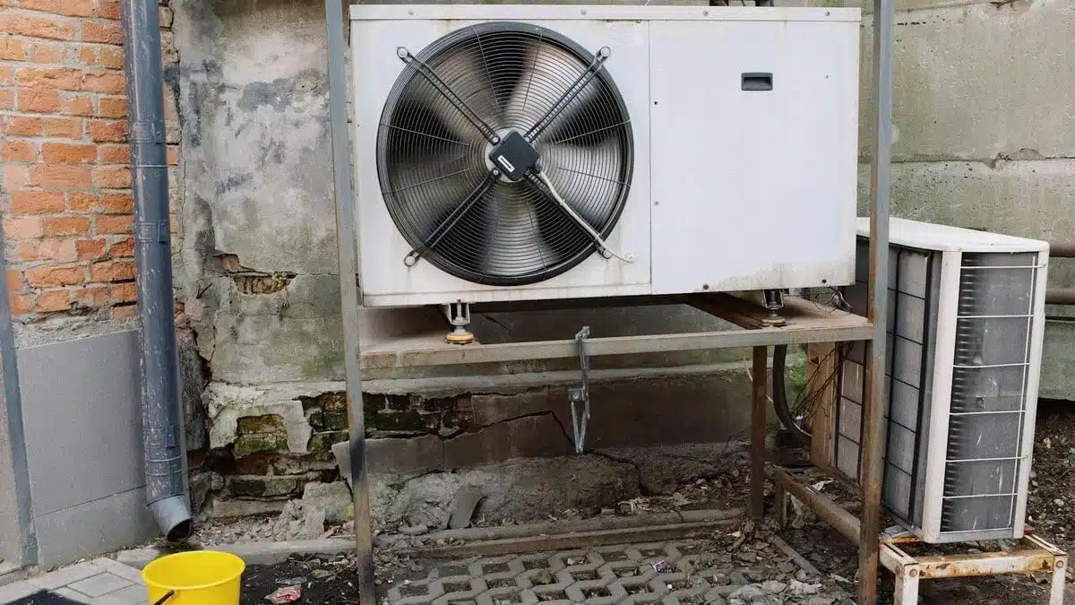 Few people know it, but the water that comes from air conditioners is more valuable than it seems: here’s how to use it.
