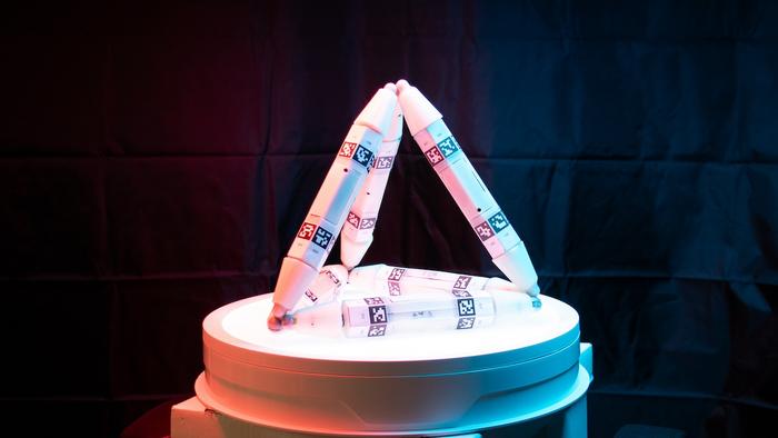 Here is the first “cannibal” robot, which is self -taught by incorporating pieces of other robots