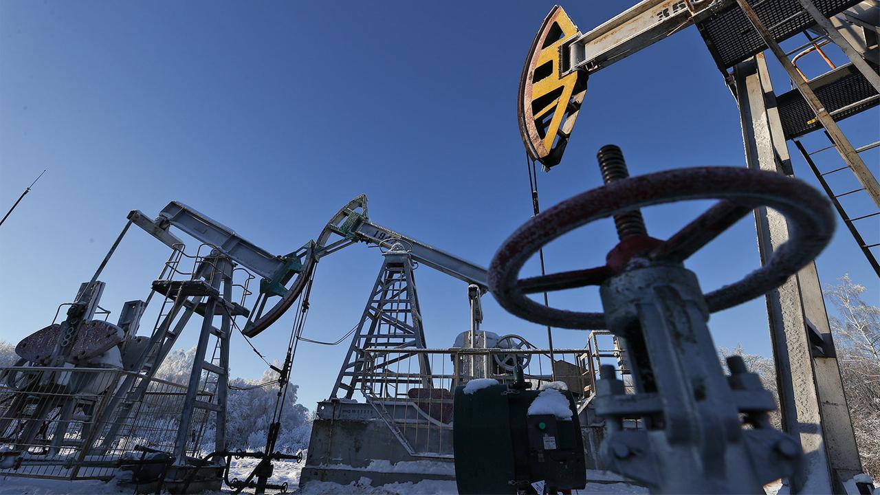 Trump also has India in his sights Russia sanctions are driving up oil prices Oil prices have made a powerful jump upwards. The background is new sanctions by the USA against the Russian oil companies Lukoil and Rosneft - pressure is now also growing on India. By Angela Göpfert. more