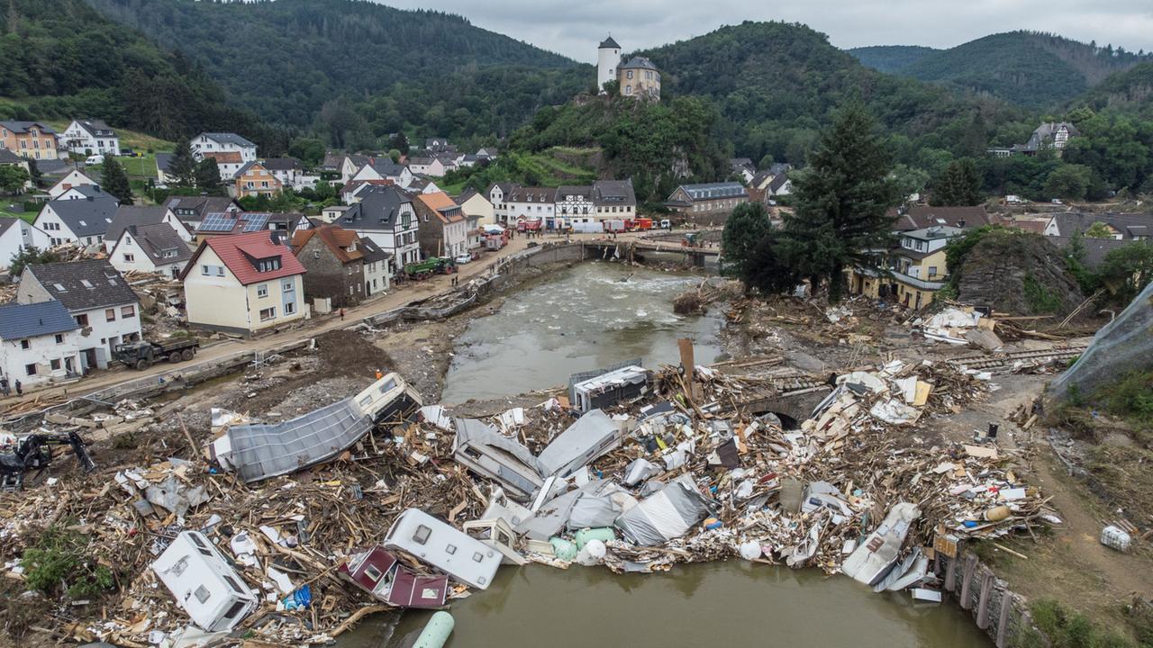 Weather extremes in industrialized countries Storm damage is costing more and more prosperity Since 1980, the costs of storm damage in the major industrialized nations have multiplied. The increase is particularly noticeable in the USA and Germany, reports the reinsurer Munich Re. The trend in China is positive. more