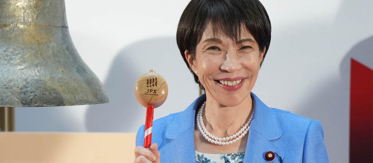 Le Premier ministre japonais Sanae Takaichi sonne la cloche de clôture de la Bourse de Tokyo.