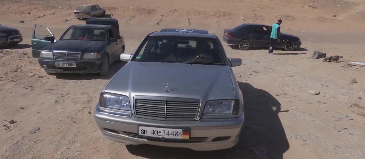 Une Mercedes dans un paysage désertique en Algérie