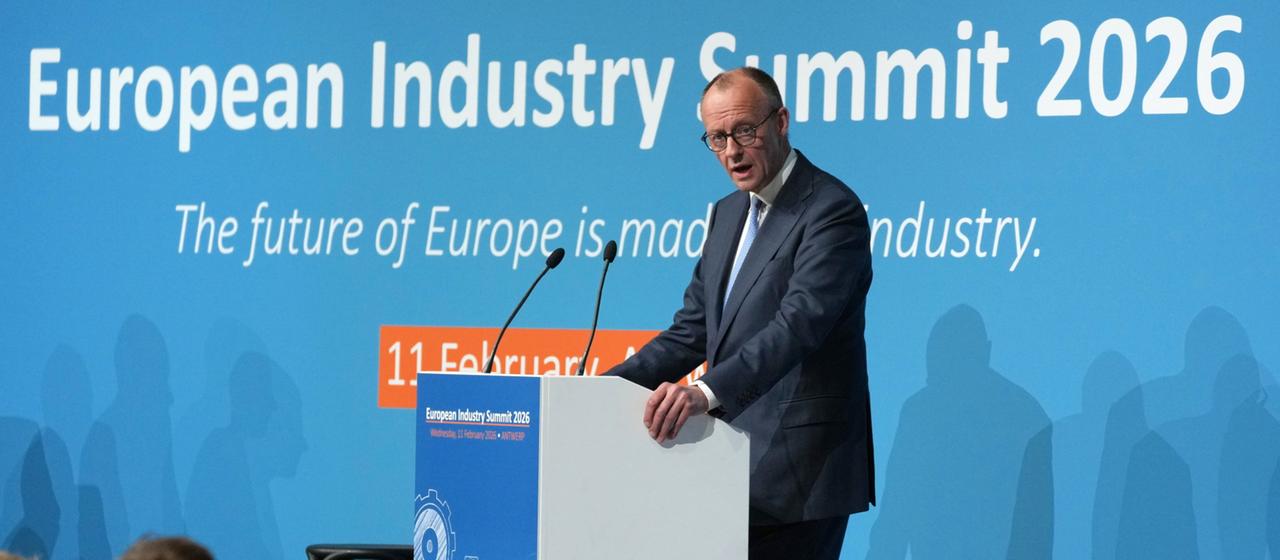 Friedrich Merz prononce un discours lors d'un sommet industriel à Anvers.