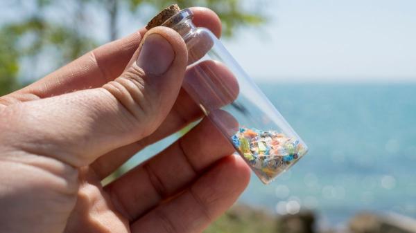 Une étude met en garde : les plastiques fossiles provoquent un effet domino invisible dans les rivières et les lacs - L'ennemi n'est pas toujours vu