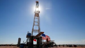 Analyse de la géopolitique américaine Comment Trump réorganise le marché pétrolier mondial D’abord le Venezuela, puis l’Iran : les experts soupçonnent que les actions de Trump sont une stratégie visant à réorienter les flux pétroliers mondiaux et à affaiblir son rival la Chine. Le bénéficiaire est l’industrie pétrolière américaine. Par Angela Göpfert. plus