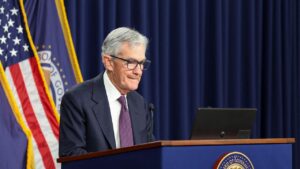 Inquiétudes concernant l'inflation La Réserve fédérale américaine laisse intact son taux d'intérêt directeur La guerre en Iran et la hausse des prix du pétrole alimentent les inquiétudes concernant l'inflation aux États-Unis. Afin de contenir cette situation, la Réserve fédérale américaine laisse à nouveau son taux directeur inchangé. Les experts ne s’attendent plus à une baisse des taux d’intérêt cette année. plus