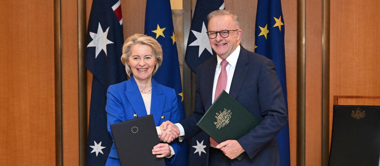 Ursula von der Leyen et Anthony Albanese se serrent la main.