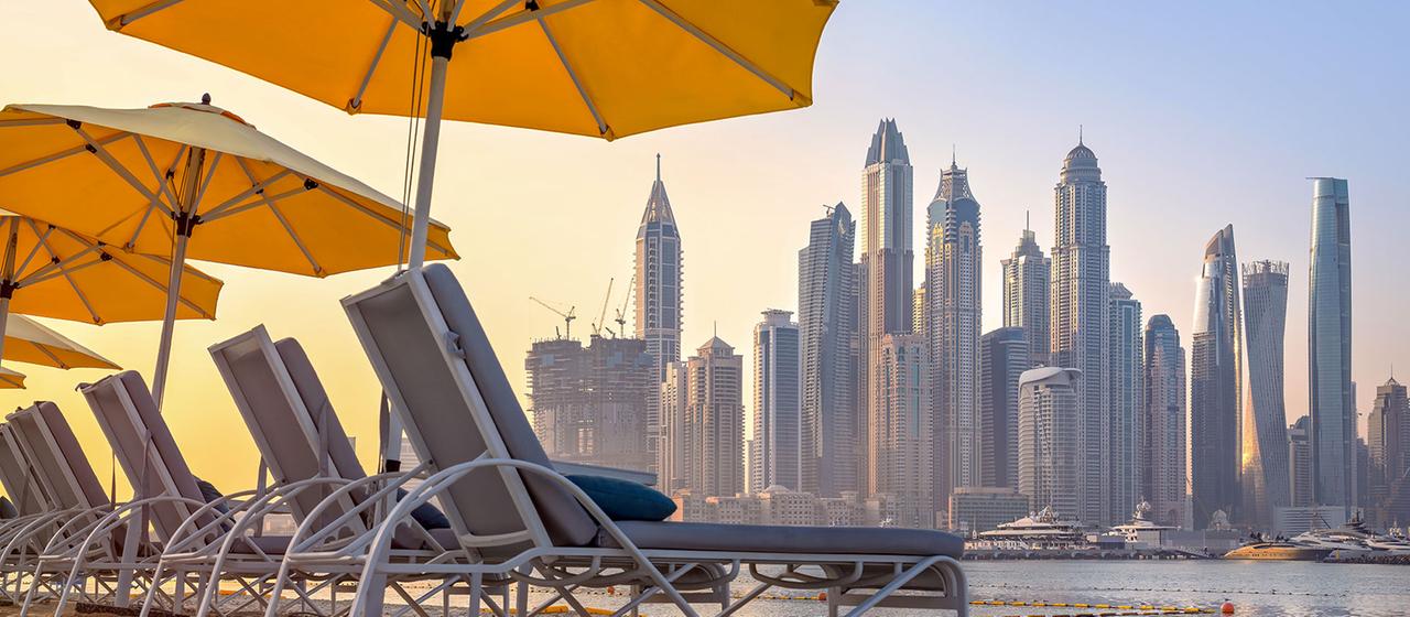 Transats vides sur la plage de Jumeirah à Dubaï.