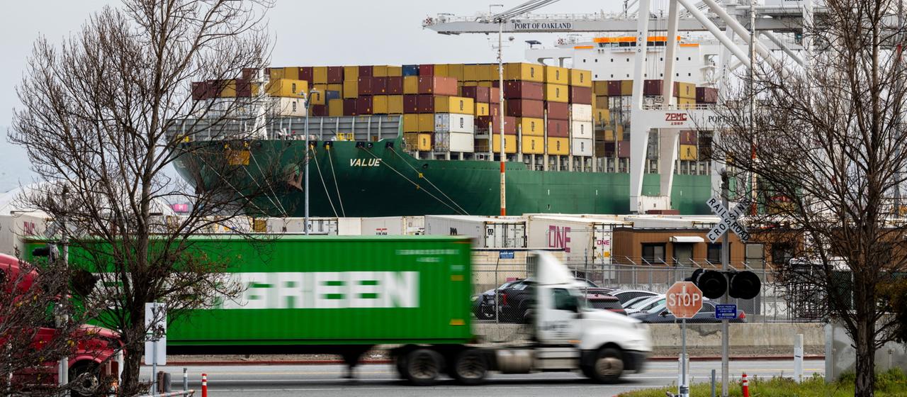 Un camion passe devant le port d’Oakland, aux États-Unis.