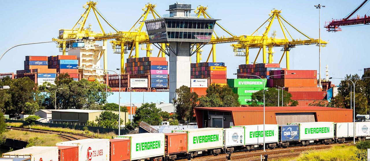 Conteneurs d'expédition et train de marchandises à Port Botany à Sydney.