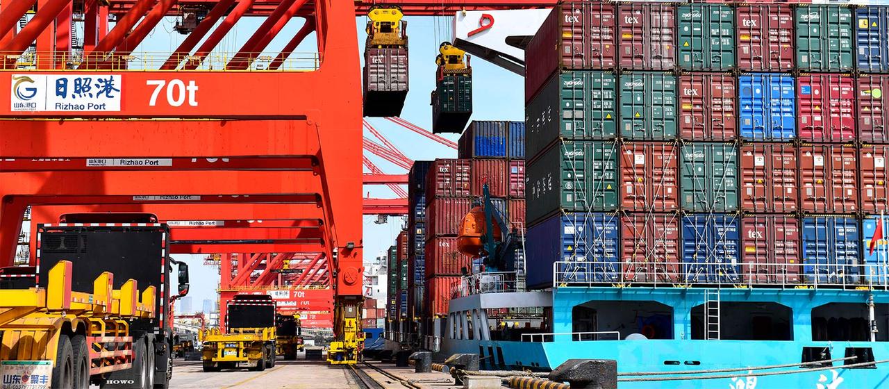 Camions chargeant des conteneurs, terminal portuaire, Rizhao, Shandong, Chine.