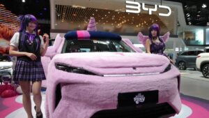 Salon de l’automobile de Pékin Le monde coloré des voitures électriques en Chine – et la réponse allemande Au plus grand salon de l’automobile du monde à Pékin, les constructeurs chinois présentent leurs modèles dotés de nombreuses technologies intelligentes et d’une promesse de style de vie. Comment les voitures allemandes sont-elles reçues ? Par Eva Lamby-Schmitt. plus