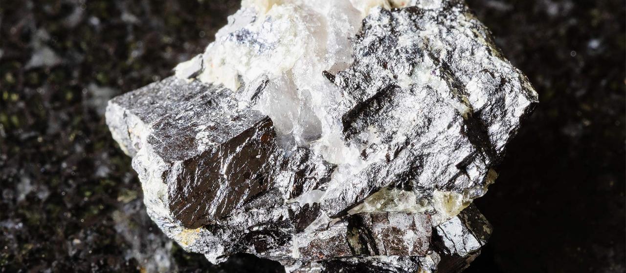 Échantillon d'un minéral de wolframite brut.