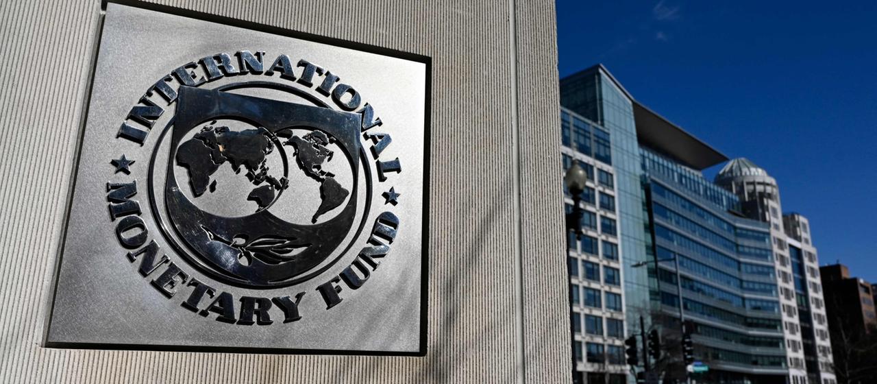 Le logo du FMI est visible sur le mur d’une maison.
