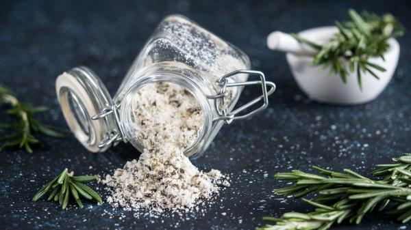 Mélanger le romarin et le sucre : pourquoi il est recommandé de le faire et quelles sont ses utilisations pratiques - Comment préparer le mélange de romarin et de sucre