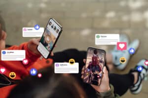 Avoir beaucoup d’amis sur les réseaux sociaux ne nous rend pas plus heureux (bien au contraire)