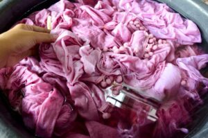 Comment teindre des vêtements avec du thé