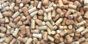 Dans quel récipient le bouchon est-il jeté ?