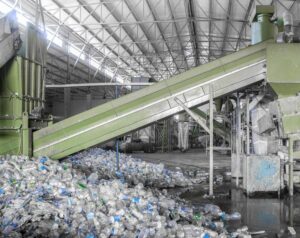 Le processus de recyclage d’une bouteille en plastique