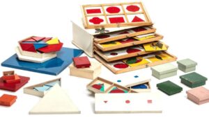 Méthode Montessori : la commode à figures plates