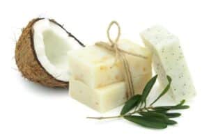 Savon à la noix de coco : à quoi ça sert et comment le fabriquer