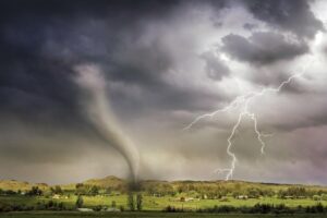 Tornade: qu’est-ce que c’est, comment elle se forme, types et conséquences