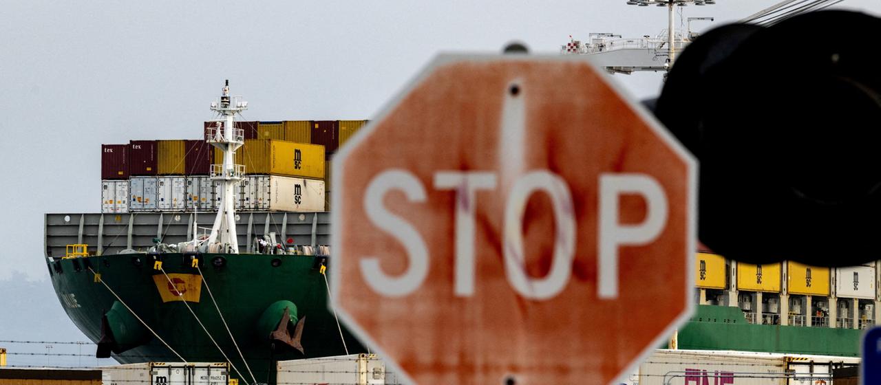 Un porte-conteneurs dans le port d'Oakland, dans l'État américain de Californie (image d'archive)