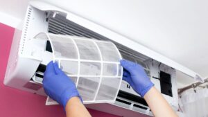 Daury Ramirez, air conditioning technician: “If you don’t clean the filters, the air conditioning consumes more, the equipment lasts less and affects your health”