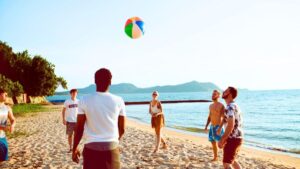 Neither bottles nor bags: these objects that you take to the beach also contribute to microplastic pollution