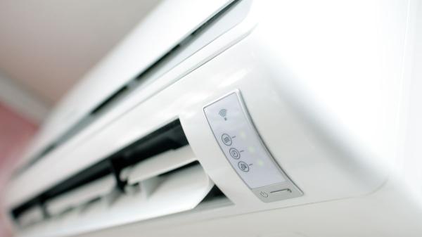 Air conditioning experts warn: “If you turn off the air conditioning every time you get cold, you are not saving energy, you are doing exactly the opposite” - Turning off the air conditioning when you are cold can cause you to use more electricity later.