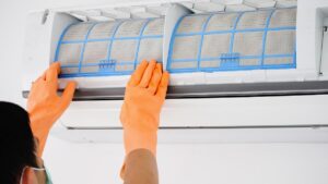 An air conditioning expert warns: “Not cleaning the air conditioning filters every 15 or 30 days in summer reduces its performance by half.”