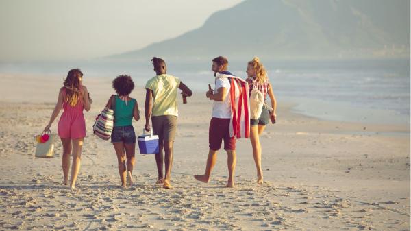 Neither bottles nor bags: these objects that you take to the beach also contribute to microplastic pollution - It's not just bottles and bags, clothes and swimsuits are also part of the problem