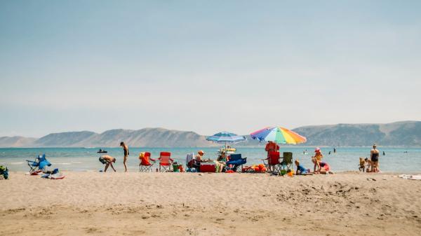 Neither bottles nor bags: these objects that you take to the beach also contribute to microplastic pollution - All the plastic products that we take to the beach can end up fragmenting