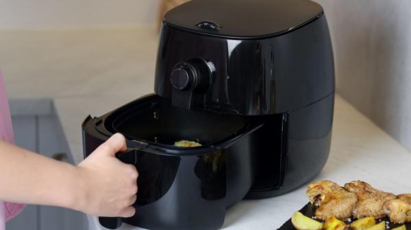 Air fryer or ceramic hob: which one is making your electricity bill go up more - Air fryer vs ceramic hob: how each consumption affects your electricity bill