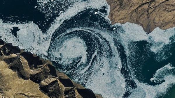 NASA photographs a huge hole in the middle of an Arctic fjord and its explanation helps understand climate change - Why fjords are key to studying climate change