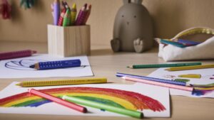 Colored pencils or markers? How to choose drawing materials based on the age of the child