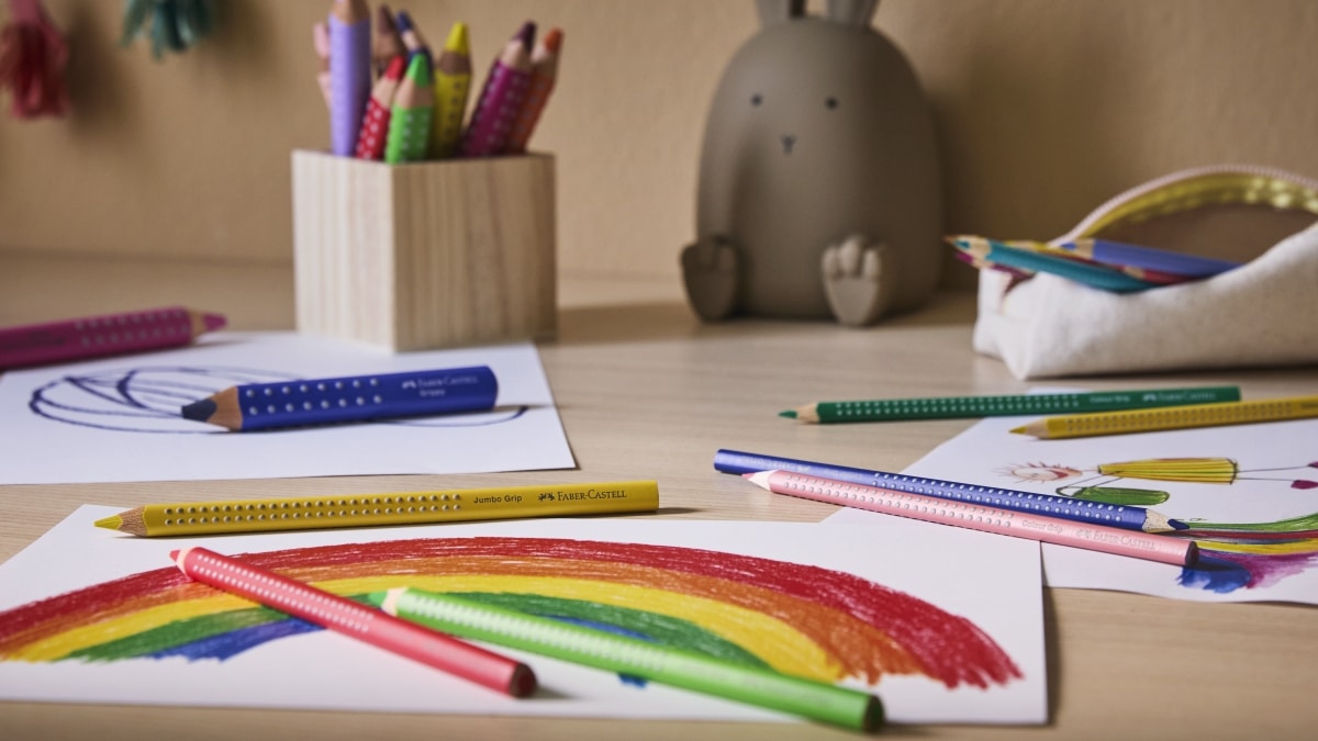 Colored pencils or markers? How to choose drawing materials based on the age of the child