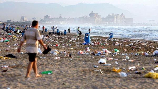 The other side of San Juan Night: up to ten times more garbage on the beaches at dawn - More than 140,000 people and dozens of tons of waste: the case of Valencia
