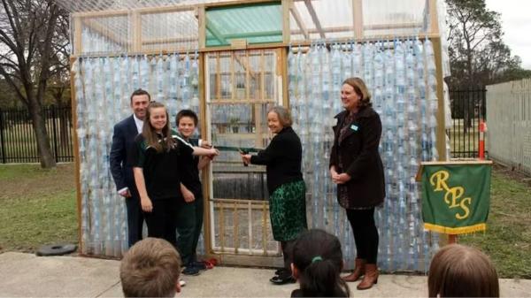 An Australian school collected more than 2,000 plastic bottles and turned them into a greenhouse to grow crops all year round - From waste to greenhouse: this is how they reused more than 2,000 bottles